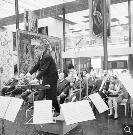 Pierre-Michel Leconte dirigeant la Rapsodie à sept, d’André Jolivet. Concert de l’inauguration. © Centre Pompidou, bibliothèque Kandinsky, fonds Cardot-Joly / Pierre Joly - Véra Cardot