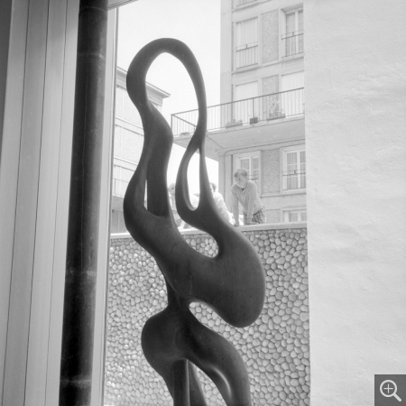 The Angel, sculpture of François Stahly. © Centre Pompidou, bibliothèque Kandinsky, fonds Cardot-Joly / Pierre Joly - Véra Cardot