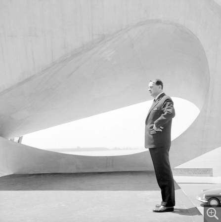 André Malraux devant "Le Signal", le 24 juin 1961, lors de l’inauguration du Musée-Maison de la culture du Havre. © Centre Pompidou, bibliothèque Kandinsky, fonds Cardot-Joly / Pierre Joly - Véra Cardot