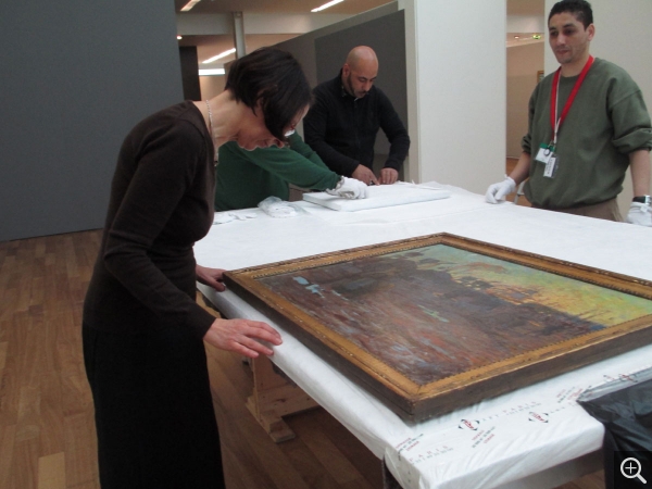 Le conservateur en chef du MuMa examine l'Étude préparatoire de Dufy, pour Fin de journée au Havre, 1900-1901. © MuMa Le Havre / Pauline Berthelot — © ADAGP, Paris, 2013