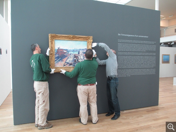 Accrochage du tableau de Marquet, Le Port de Fécamp, 1906. Quimper, musée des beaux-arts (dépôt du CNAP — FNAC). © MuMa Le Havre / Pauline Berthelot — © ADAGP, Paris, 2013