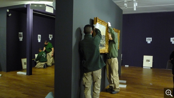 19/04/2013 : Montage de l'exposition « Pissarro dans les ports ». © MuMa Le Havre / Pauline Berthelot