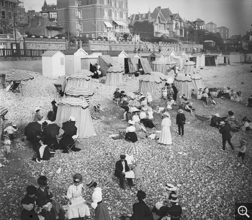 Ernest Roger, Plage de Sainte-Adresse. Les cabines, 17 août 1907, , 9 × 12 cm. © Ernest Roger/Roger-Viollet