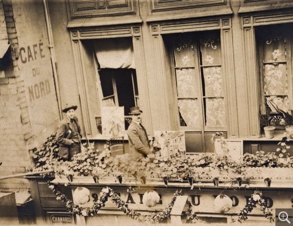 George Besson, Raoul Dufy et Albert Marquet posant devant leur toile « Le 14 Juillet au Havre », sur la terrasse du Café du Nord, au Havre, 1906, photography, 12.6 × 17.7 cm. 