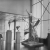 Vue de l’exposition sculpture contemporaine organisée au Musée-maison de la Culture du Havre (6 mai – 17 juin 1962). A droite, la sculpture réalisée par Reynold Arnould en 1962, Forme ailée dans l’espace.. Le Havre, Archives du musée d’art moderne André Malraux