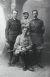 Raoul Dufy avec ses frères Gaston (à droite), Jean (assis) et son beau-frère Maurice Morin (au centre), vers 1914-1918, photographie. Coll. Fanny Guillon-Laffaille. © Archives Fanny Guillon-Laffaille