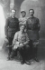 Raoul Dufy avec ses frères Gaston (à droite), Jean (assis) et son beau-frère Maurice Morin (au centre), vers 1914-1918, photography. . © Archives Fanny Guillon-Laffaille