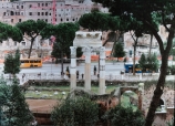 Stéphane COUTURIER (1957), Rome. Via dei Fori Imperiali, série « Archéologies urbaines », 2000, photographie, 137 x 186 cm (avec cadre). Le Havre, musée d’art moderne André Malraux, don de l'artiste, 2002. © 2020 MuMa Le Havre / Charles Maslard