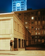 Véronique ELLENA (1966), Le Havre. Les amoureux de l'hôtel de ville, 2007, photographie couleur contrecollée sur aluminium sous plexiglas. © MuMa Le Havre / Véronique Ellena