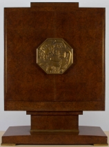 Jacques-Émile RUHLMANN (1879-1933), Meuble à fards, 1929, loupe de noyer d’Amérique et bronze, 138,5 x 97 x 41 cm. © MuMa Le Havre / Charles Maslard