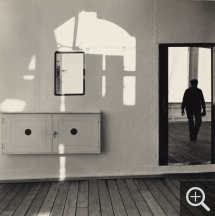 Walker EVANS, Liberté : Promenade Deck-Port Forward, 1958, épreuve gélatino-argentique-tirage d'époque, 29,4 x 29,5 cm. Los Angeles-The J. Paul Getty Museum. ©The J. Paul Getty Museum - Los Angeles Walker EVANS, Liberté : Promenade Deck-Port Forward, 1958, épreuve gélatino-argentique-tirage d'époque, 29,4 x 29,5 cm. Los Angeles-The J. Paul Getty Museum. ©The J. Paul Getty Museum - Los Angeles