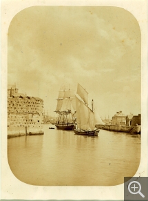 Jean-Victor WARNOD, Voiliers sortant du port du Havre, la Tour Francois Ier, vers 1855, tirage sur papier albuminé d’après négatif sur verre au collodion, 18,5 x 16 cm. Le Havre  Archives Municipales