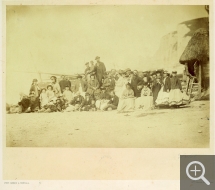 Hippolyte BAYARD et Charles Albert d'ARNOUX dit BERTALL, Estivants sur la plage d'Etretat, vers 1855, tirage sur papier albuminé d’après négatif sur verre au collodion, 17,3 x 25 cm. Collection Pascal Servain