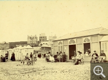 François Marie Louis Alexandre Gobinet de VILLECHOLLES, Veules-en-Caux, Estivants sur la plage, vers 1860, tirage sur papier albuminé d’après négatif sur verre au collodion, 12 x 16,2 cm. Collection Pascal Servain