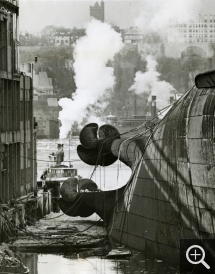 Anonyme, Normandie couché à côté du Pier 88 à New York après son incendie en février 1942, épreuve gélatino-argentique, 22,8 x 18 cm. collection Frédéric Gros © Musée d’arts de Nantes / C. Clos Anonyme, Normandie couché à côté du Pier 88 à New York après son incendie en février 1942, épreuve gélatino-argentique, 22,8 x 18 cm. collection Frédéric Gros © Musée d’arts de Nantes / C. Clos