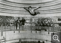 Anonyme, Piscine intérieure de 1ère classe de Normandie : le champion de natation américain Johnny Weissmuller s'entraîne à bord, vers 1935, épreuve gélatino-argentique - tirage d'époque, 12,9 x 18 cm. collection Frédéric Gros ©Musée d’arts de Nantes / C. Clos