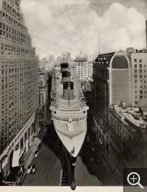 Byron Compagny, Normandie dans la 5ème avenue - photomontage, vers 1935, épreuve gélatino-argentique - tirage d'époque, 33 x 27 cm. Collection EPCC French Lines & Compagnies - patrimoine maritime et portuaire. ©Collection French Lines & Compagnies