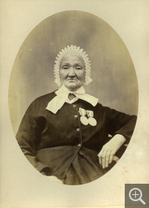 Charles GOMBERT, Rose Anaïs, 1868, tirage sur papier albuminé d’après négatif sur verre au collodion, 30 x 23,5 cm. Bibliothèque municipale. Bibliothèque municipale de Fécamp