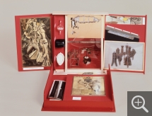 Marcel DUCHAMP, La Boîte-en-valise, 1966, boîte en cuir rouge contenant les répliques miniatures de ses peintures - aquarelles - dessins et ready-mades - représentant l'ensemble de son œuvre de 1936 à 1941, 95 x 120 cm. MAC de Lyon. ©Collection macLYON / Photo Jean-Baptiste Rodde