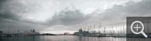 Jacqueline SALMON (1943), Panorama du port de Toulon à la tombée de la nuit, carte des vents, 2015, épreuve pigmentaire, 82 x 300 cm. Collection de l’Hôtel  des arts, centre d’art du  Département du Var, Toulon. © Jacqueline Salmon