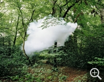 Axel ANTAS (1976), Cloud Formation suspended, 2006, colour photography, C-print, 114 x 90 cm. © Londres, galerie Rokeby / Axel Antas