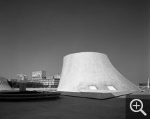 Gabriele BASILICO (1944-2013), Le Havre. Le Volcan depuis l’angle de la rue Racine et de la rue Voltaire, 1984, tirage au gélatino-bromure d’argent, 50 x 60 cm. Paris, galerie Anne Barrault. © Gabriele Basilico