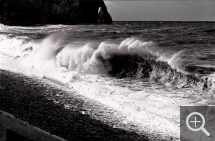 Balthasar BURKHARD (1944), La vague Etretat, 1995, photographie noir et blanc, 117 x 178 cm. Frac Haute-Normandie. © Balthasar Burkhard