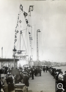 Louis CHESNEAU (1855-1923), Le Havre, bassin du commerce, bateau Ernest-Bazin, 1897, plaque de projection, 8,5 x 10 cm. © Collection famille Chesneau