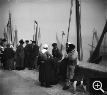 Louis CHESNEAU (1855-1923), Pêcheurs au port, Le Tréport, 1912, photographie. Famille Chesneau. © Rouen, Pôle Image Haute-Normandie / Louis Chesneau