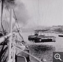 Anita CONTI (1899-1997), Le Chalutier Volontaire-de-Terre-Neuve passant sous le pont transbordeur de Marseille en 1941, 1941, photographie argentique, 18,2 x 24 cm. © Marseille, musée Cantini / Anita Conti