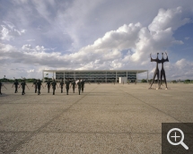 George DUPIN (1966), Brasilia 3 (Défilé militaire sur la place des Trois-Pouvoirs), 2005, photographie, impression jet d’encre, 40 x 50 cm. Collection de l’artiste. © George Dupin