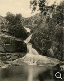 Jean-Eugène DURAND (1845-1926), La Grande Cascade à Mortain, 1899, héliogravure, 31 x 25 cm. Collection Chéreau. © Caen, ARDI Photographies / Jean-Eugène Durand