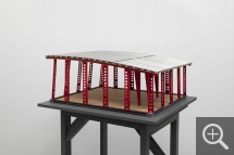 Philippe DE GOBERT (1946), Jean Prouvé, école provisoire, 2019, maquette bois, 26 x 59 x 51 cm. Courtesy Galerie Aline Vidal. © Philippe De Gobert © Adagp, Paris 2021