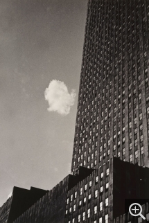 André KERTESZ (1894-1985), Stray Cloud, New York, 1937, gelatin silver print, 24.7 x 16.5 cm. Paris, musée national d’art moderne (MNAM) — Centre Pompidou. © CNAC / MNAM, Dist. RMN / Georges Meguerditchian