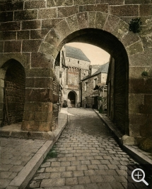 Henri MAGRON (1845-1927), Mont Saint-Michel. The Barbican and the Porte du Roi, 1899, colour photogravure. Saint-Germain-le-Vasson, collection Pagneux. © Henri Magron