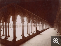 Henri MAGRON (1845-1927), Le Mont Saint-Michel. Le Cloître, intérieur., 1899, photographie, 31,5 x 24 cm. Saint-Lô, archives départementales de la Manche. © Henri Magron