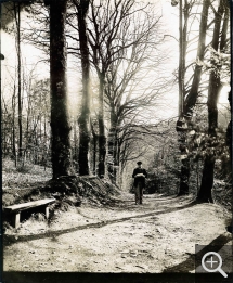 Henri MAGRON (1845-1927), Le Parc de Bagnoles-de-l’Orne, 1896, photographie, 33 x 27 cm. Alençon, archives départementales de l’Orne. © Henri Magron