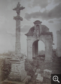 Séraphin Médéric MIEUSEMENT (1840-1905), Cemetery of Saint-Luc-sur-Mer, Calvary and Chapel, 1882, photographic print on albumen paper, 39.3 x 28 cm. Paris, médiathèque de l’architecture et du patrimoine. © Séraphin Médéric Mieusement