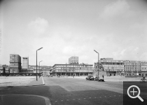 Anonyme (photographe du MRU), Place Gambetta, ICE [Immeubles collectifs d’État] from the Hôtel de Ville, juillet 1957. Photothèque de la DICOM © MEDDE / MLETR © Auguste Perret, UFSE, SAIF 2015