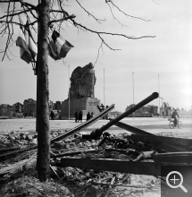 A.L. GUILLAUME, Destructions. Monument aux morts, 1945. Photothèque de la DICOM © MEDDE / MLETR