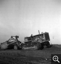 Anonyme (photographe du MRU), Buld-Hauser (sic !). [Bulldozer], 15 décembre 1945. Photothèque de la DICOM © MEDDE / MLETR