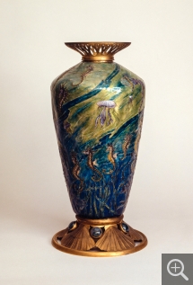 Eugène FEUILLATRE (1870-1916), Vase La mer, vers 1912, email translucide sur cuivre, 37,6 x 17,6 x 18 cm. Paris. © Petit Palais / Roger Viollet