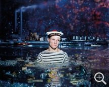 PIERRE ET GILLES - Pierre Commoy (1950) et Gilles Blanchard (1953), In Le Havre Harbor (Model : Frédéric Lenfant), 1998, painted photograph - unique piece, 101 x 124 cm. Private collection. © Pierre et Gilles