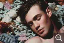 PIERRE ET GILLES - Pierre Commoy (1950) et Gilles Blanchard (1953), Naufragé - Philippe (Modèle Philippe Gaillon), 1985, 'photographie peinte - pièce unique', 33,5 x 54 cm. Collection L. Laclos. © Pierre et Gilles