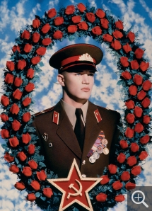 PIERRE ET GILLES - Pierre Commoy (1950) et Gilles Blanchard (1953), Le Petit Communiste (Modèle : Christophe), 1990, 'photographie peinte - pièce unique', 82,2 x 61 cm. collection Pierre et Anne Nouvion. © Pierre et Gilles