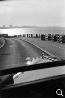 Bernard PLOSSU (1945), Sans titre, octobre 2013, photographie argentique. Le Havre. © Bernard Plossu — © Église St Joseph, Porte Océane, architecte Auguste Perret, UFSE, SAIF 2015