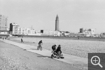 Bernard PLOSSU (1945), Sans titre, mars 2014, photographie argentique. Le Havre. © Bernard Plossu — © Église St Joseph, Porte Océane, architecte Auguste Perret, UFSE, SAIF 2015