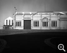 Gabriele BASILICO (1944-2013), Le Havre. Etablissements Caillard et Compagnie. La façade des ateliers de mécanique et chaudronnerie, vue depuis la place Léon Carlier, 1984, photographie noir et blanc, 50 x 60 cm. © MuMa Le Havre / Gabriele Basilico