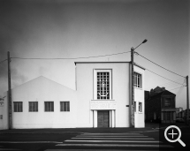 Gabriele BASILICO (1944-2013), Le Havre. Façade des établissements Fouré Lagadec et Compagnie (Ateliers de réparations maritimes), 1984, photographie noir et blanc, 50 x 60 cm. © MuMa Le Havre / Gabriele Basilico