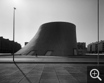 Gabriele BASILICO (1944-2013), Le Volcan depuis la place Général De Gaulle, 1984, photographie noir et blanc, 50 x 60 cm. © MuMa Le Havre / Gabriele Basilico